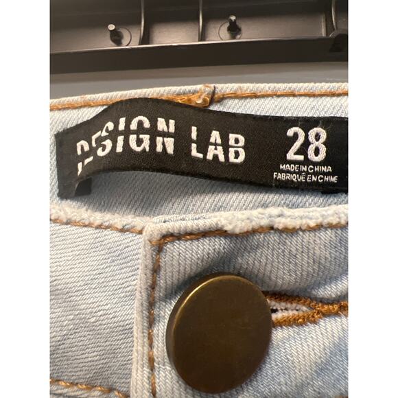 NWT Design Lab Women’s Distressed Ripped Denim Jeans Size 28 Light Wash Blue - Picture 4 of 5
